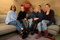 Työryhmän jäsenet istuvat vierekkäin sohvalla.