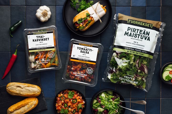 Tuorrekset tuotteita pöydällä, kuten salaattisekoitus, tomattisalsa ja thaikasvikset.