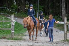 Karolina Leivonen ja Seikka (vas.) Emma Valkeapää ja Bella, kuva Sonja Holma.