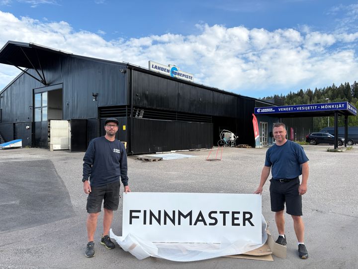 ”Niemen satama on Päijät-Hämeen veneilyn solmukohta ja olemme jatkossakin alueen keskeinen toimija ja palveluntarjoaja”, sanovat Lahden Konepisteen toimipistevastaava Jani Laamanen ja yrittäjä Petteri Korhonen. Kotimainen Finnmaster on yksi Lahden Konepisteen uusista tuotemerkeistä.