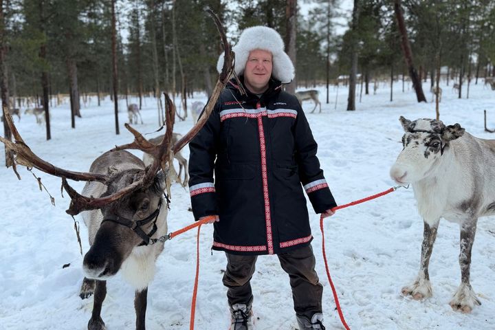 Uule-Niiles Sara kasvatti porotalousyrityksestään menestyneen safaribisneksen. Kuva on medialle julkaisuvapaa. Kuva: Hanna Nuorgam