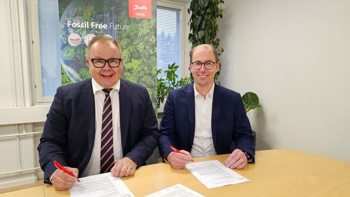 Sopimusta allekirjoittamassa  LUT-yliopiston rehtori Juha-Matti Saksa (vas.) ja Danfoss Drivesin Nicklas Södö