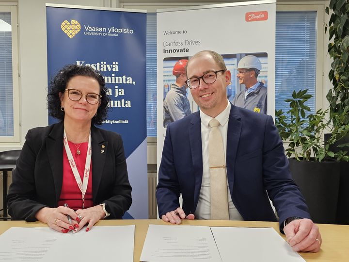 Sopimusta allekirjoittamassa Vaasan yliopiston rehtori Minna Martikainen ja Danfoss Drivesin Nicklas Södö.
