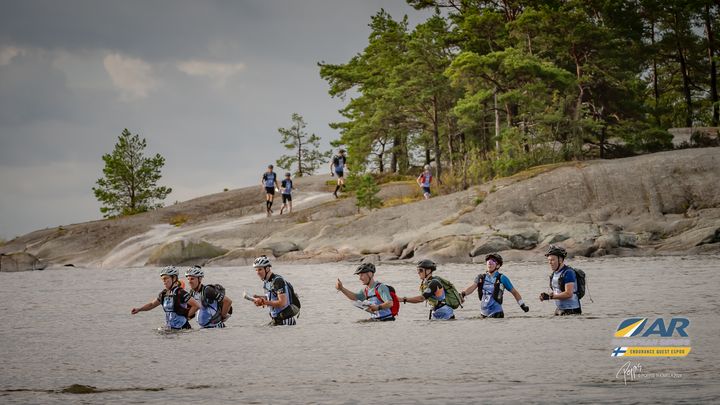 Seikkailu-urheilussa joukkueet etenevät itse suunnistaen rastipisteeltä toiselle. EM-kilpailussa lajeina ovat juoksu/patikointi, maastopyöräily, melonta ja uinti. Kuva vuoden 2023 Endurance Questistä Espoosta. Kuva: Poppis Suomela