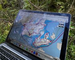 GPS-seurannassa joukkueiden live-sijainti näkyy tietokoneen tai puhelimen ruudulle latautuvalla kartalla.