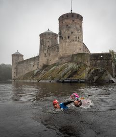 Majesteettinen Olavinlinna Savonlinnan kaupungin keskustassa todisti seikkailu-urheilijoiden taivalta.