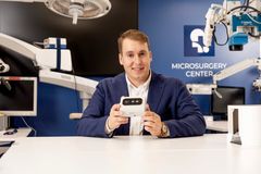 Toimitusjohtaja Samu Lehtonen esittelee HIVEN®-laitetta Mikrokirurgiakeskuksessa, jossa yksi Marginumin kehitystiloista sijaitsee.