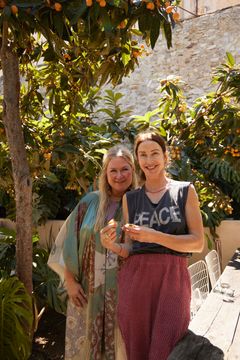 Mari Tauler ja Marie Olsson Nylander Palazzo Cirillon vehreässä puutarhassa Mature Travels vierailun aikana.