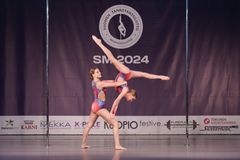 Viime vuoden Junior Mixed Doubles-sarjan suomenmestarit, ja MM-kisoissa hopealle sijoittuneet, Iira Piispa (vas.) ja Ellen Tallgren (oik.). Tallgren kisaa tänä vuonna yksilösuorituksella Junior A-sarjassa.