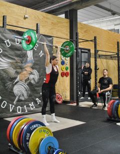 Sari Paukkunen SM-kilpailun punnerrusosiossa.