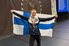 Helmi Koivunen voitti tankotanssin maailmanmestaruuskilpailuissa pronssimitalin harrastetason Junior B Women-sarjassa