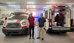 Pekka Haapasaari ja toiminnanjohtaja Pasi Turunen vierailivat kesällä tehtaalla tutustumassa lahja-ambulansseihin.
