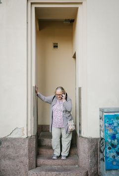Sissi Maijala, 72, testaamassa digitaalista ääniavustajaa.