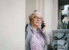 Sissi Maijala, 72, testaamassa digitaalista ääniavustajaa.