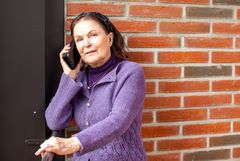 Marjatta Huuhtanen keskustelee Ilona-tekoälyn kanssa, joka toimii ystävällisenä ja tukevana keskustelukumppanina arjessa.