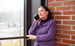 Marjatta Huuhtanen keskustelee Ilona-tekoälyn kanssa, joka toimii ystävällisenä ja tukevana keskustelukumppanina arjessa.