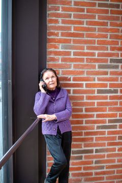 Marjatta Huuhtanen keskustelee Ilona-tekoälyn kanssa, joka toimii ystävällisenä ja tukevana keskustelukumppanina arjessa.