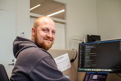 Tekoälytutkija Silas Rech ohjelmoi tekoälyavustajaa työpisteellään.