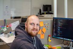 Tekoälytutkija Silas Rech ohjelmoi tekoälyavustajaa työpisteellään.