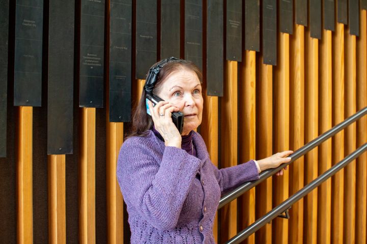 77-vuotias Marjatta Huuhtanen keskustelee Ilona-tekoälyn kanssa, joka toimii ystävällisenä ja tukevana keskustelukumppanina arjessa.