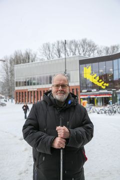 Hannu Kiuru kokeilee Ilona-tekoälyä Otaniemessä, joka tarjoaa aktiivista tukea ja kannustusta arjen tehtäviin.