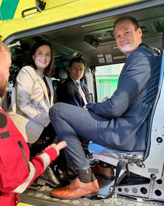 Lentäjä Lauri Juhansalmi esitteli toimintaa helikopterissa istuneille sosiaaliturvaministeri Sanni Grahn-Laasoselle, puolustusministeri Antti Häkkäselle ja kansanedustaja Ville Kaunistolle