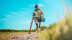 Salomo Vilén istuttamassa puita