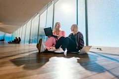 Nuoret aikuiset muuttavat maailmaa suosimalla kunnostettuja tietokoneita.