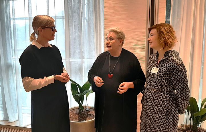 At the launch event, European Commission forest expert Stefanie Schmidt (left) presented the Commission’s positive view on the EverCover certification, in discussion with event host MEP Sirpa Pietikäinen and AEFC Chair Dr Saija Kuusela (right).