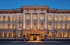 Waldorf Astoria Helsinki, julkisivu iltavalaistuksessa