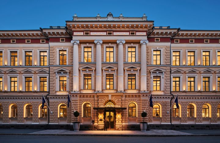 Ikoninen Waldorf Astoria Helsinki kutsuu nauttimaan ravintola Liljan loihtimista joulun ja uuden vuoden menukokonaisuuksista.