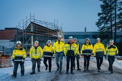 Työmaapihan ryhmäkuvassa vasemmalta työnjohtaja Olavi Teurokoski, työsuojeluvaltuutettu Karo Rautamies, työturvallisuuspäällikkö Juha Aaltonen, projektinjohtaja Mika Sairanen, työmaapäällikkö Juha Pohjoisvirta, työnjohtaja Paavo Mujunen, TATE-päällikkö Juri Smirnov, projekti-insinööri Kristian Peltonen ja työnjohtaja Kim Hedberg.