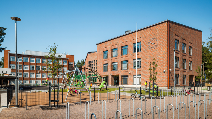 Tutkimuksessa arvioidaan kilpailutettuja tai neuvottelu-urakoina toteutettuja ammattimaisten rakennuttajien tilaamia hankkeita, kuten kouluja, sairaaloita, toimitiloja ja vuokrataloja.