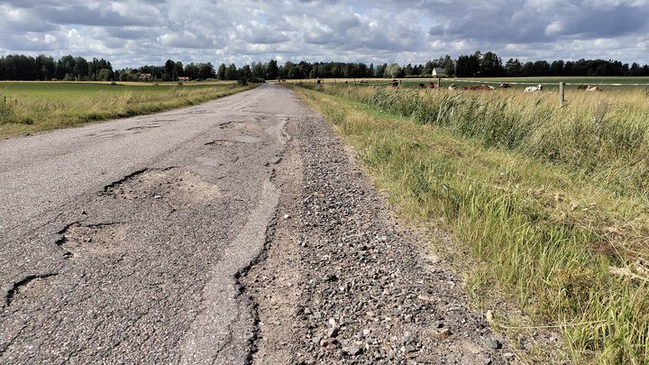 Infrainnovaatioita tarvitaan muun muassa koska tiestön korjausvelka on pääosin alemmalla tieverkolle, mutta rahat riittävät vain pääteihin. Jos ei nopeasti keksitä uusia tapoja toimia, yhä useampi reitti on kuin Surkein kylätie -kilpailuun 2024 osallistunut Someron Vilukselankylätie. Se muutettiin soratieksi 2025.