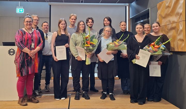 Kerrostalokorjaamisen ideakilpailun palkitut ja tuomaristo yhteiskuvassa. Vasemmalta lukien: Satu Huuhka (tuomaristo), Aapo Räsänen (tuomaristo), Topi Viskari (tuomaristo), Maisa Luukkanen, Onni-Aapeli Pihlajamaa, Elena Toivola, Eero Sädemäki, Veera Brusila (edessä), Elina Mahonen (takana), Lotta Hantula, Laura Kontio, Jenni Kangas, Aino Kittilä. Kuvasta puuttuvat palkittavista Aino Aapola ja Olga Alova sekä tuomaristosta Maritta Koivisto ja Niko Kotkavuo. Kuva: Tapio Kaasalainen