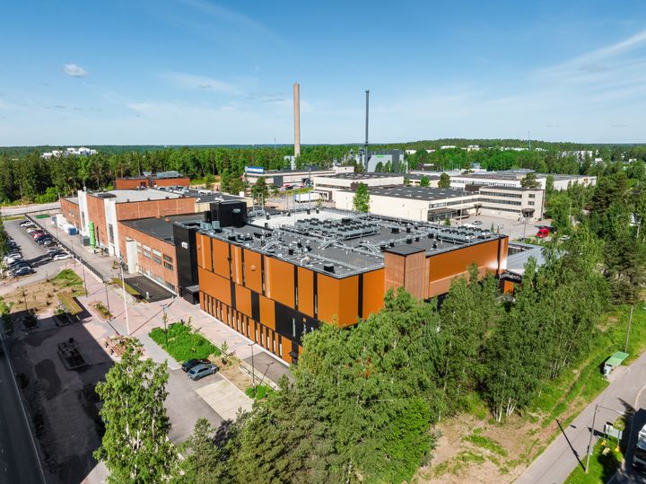 VTT:n Bioruukki Espoossa on biopohjaisten tuotteiden pilotointikeskus ja innovointialusta. RT muistuttaa vaalitavoitteissaan, että vihreän siirtymän investoinnit etenevät Suomessa vain ennakoitavan luvituksen ja toimivan infrastruktuurin turvin. Kuva: Rakennusteollisuus RT:n kuvapankki.