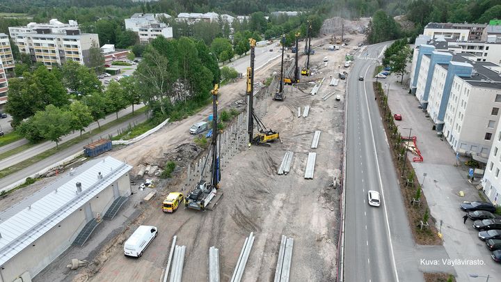 Ratakatkon tiukka aikataulu vaati tehokasta paalutusta usealla koneella samanaikaisesti Espoon kaupunkiradan alueurakka 3:ssa. Kuva: Väylävirasto