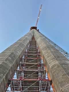 Kruunuvuorensillan pylonin valumuotti 135 m korkeudessa