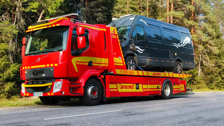Viking Hinauksen hinausauto, jonka lavalla pakettiauto.
