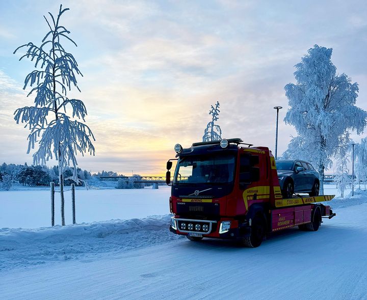Viking Hinaus hinausauto talvimaisemassa lavalla henkilöauto.