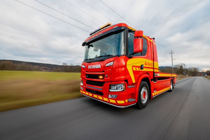 Viking Hinaus hinausauto ajaa syksyisellä maantiellä.