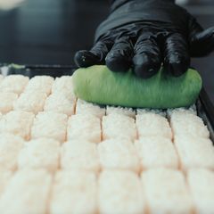 KIKO-sushipohjien valmistusvaihe, wasabi rullataan tasaisesti pohjien päälle.