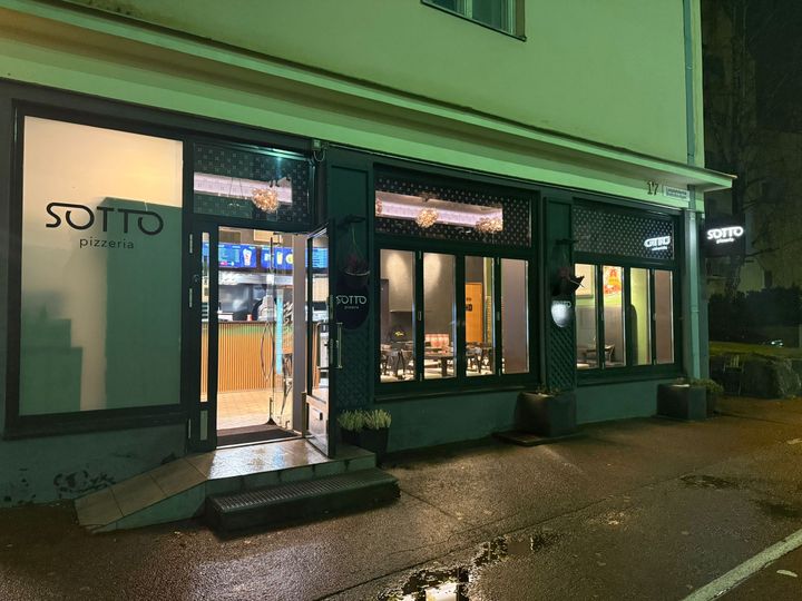 Munkkiniemen Sotto Pizzerian julkisivu illalla