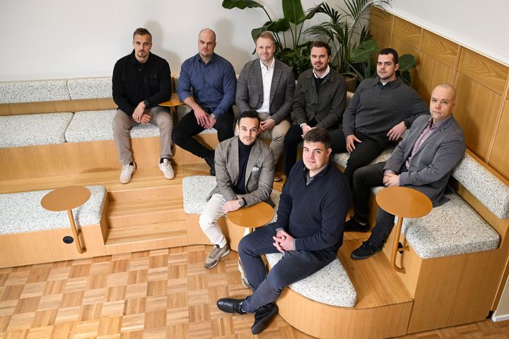 Kaupan myötä Mestarinikkarit Oy ja Nikkarit AB siirtyvät InArea Groupin omistukseen Suomessa ja Ruotsissa. Kuvassa takaa vasemmalta lukien: Juho Keinänen hankintajohtaja Mestarinikkarit, Jan Gustafsson Nikkari Holding Oy hallituksen puheenjohtaja, InArea Groupin maajohtaja Janne Mustonen, InArea Groupin toimitusjohtaja Rikard Fransson, Nikkarit Holding Oy:n hallituksen puheenjohtaja Joel  Gustafsson ja talousjohtaja Ari-Pekka Pakarinen, Mestarinikkarit Oy. Eturivi vasemmalta: Karim Al-Asi, talousjohtaja InArea Group ja  Niklas Gustafsson hallituksen puheenjohtaja,  Mestarinikkarit Oy.