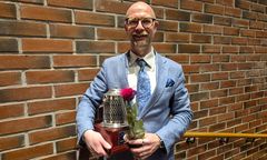 Vuoden karavaanari Patrick Holmström sai vuodeksi haltuunsa Unto Vuolan lahjoittaman kiertopalkinnon.
