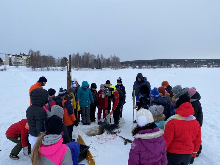 Koululaiset tutustumassa talvikalastukseen Rovaniemellä. (Kuvaaja: Jari Leskinen)