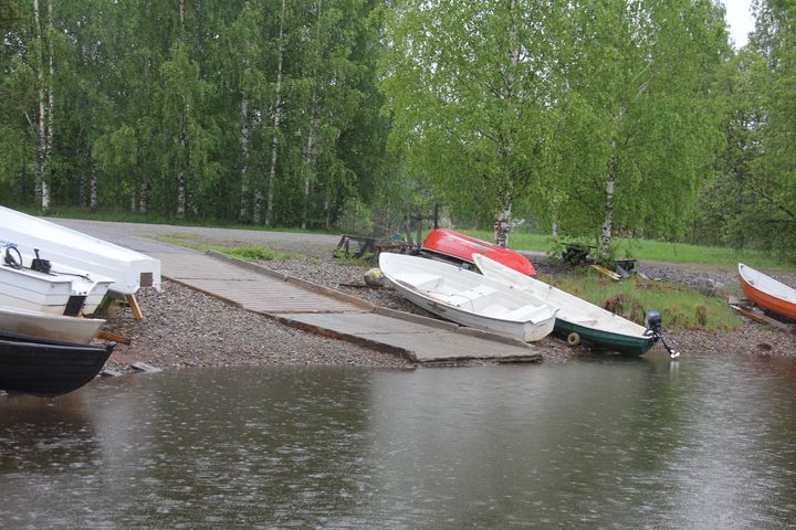 Veneitä rannalla sateisena päivänä Pyhäselällä Joensuussa.
