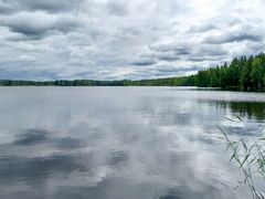 Saukkojärven pintaa pilvisellä säällä.