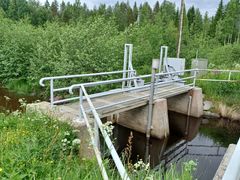 Saukkojärven padonrakenteita vehreässä ympäristössä.