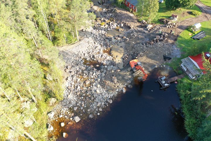 Ilmakuva%20Rutajoen%20Tammenkosken%20padonpoistoty%F6maasta.%20N%E4kyviss%E4%20kaivinkone%20sek%E4%20padon%20purkamiseen%20k%E4ytettyj%E4%20kivi%E4%20ja%20maata.